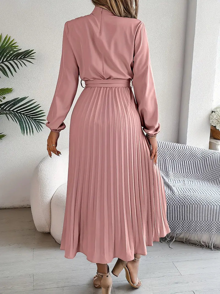 Echoarchiv | Schlichtes Kleid mit Stehkragen und Plissiertem Gürtel