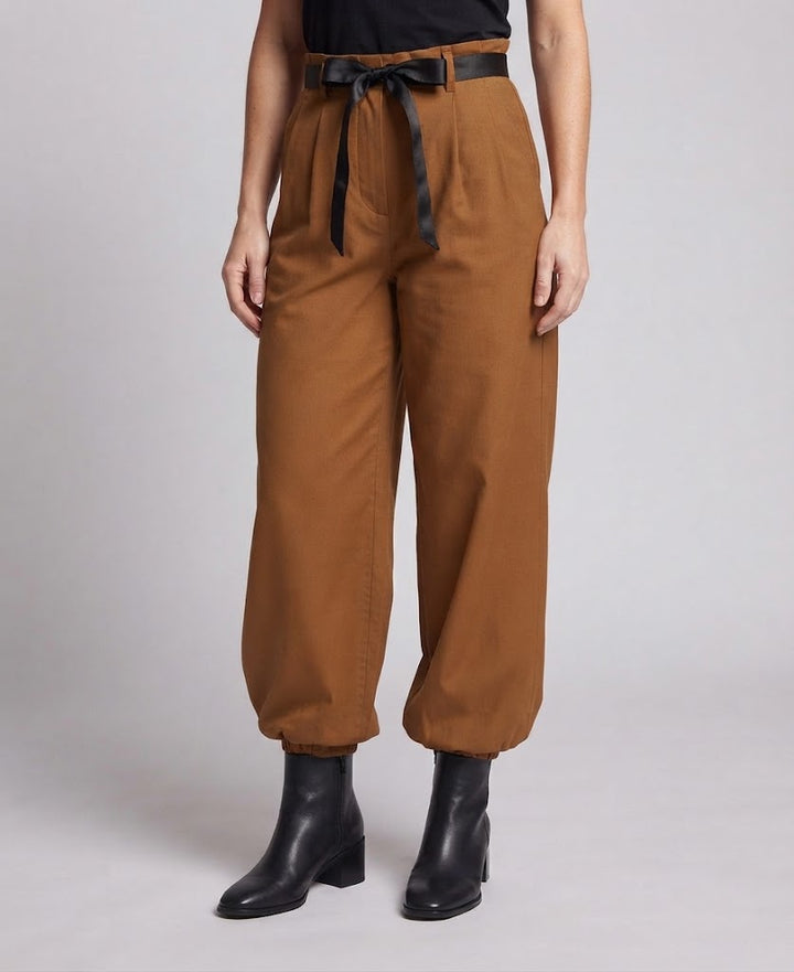 Frauenmode Statement Jumpsuit mit weitem Bein und Kordelzug