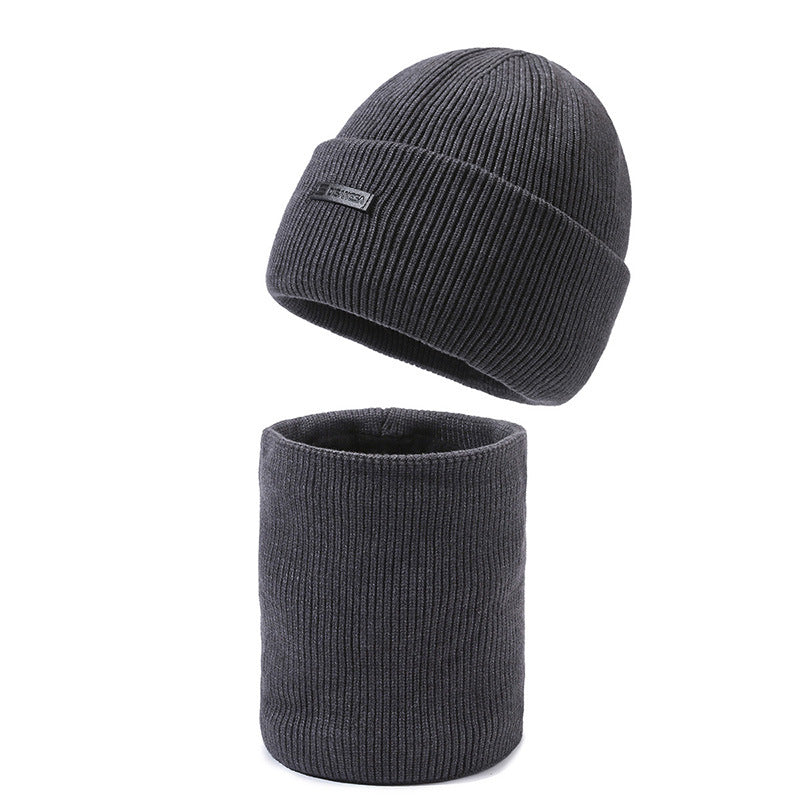 Wärmendes Set aus Strickmütze und Nackenwärmer