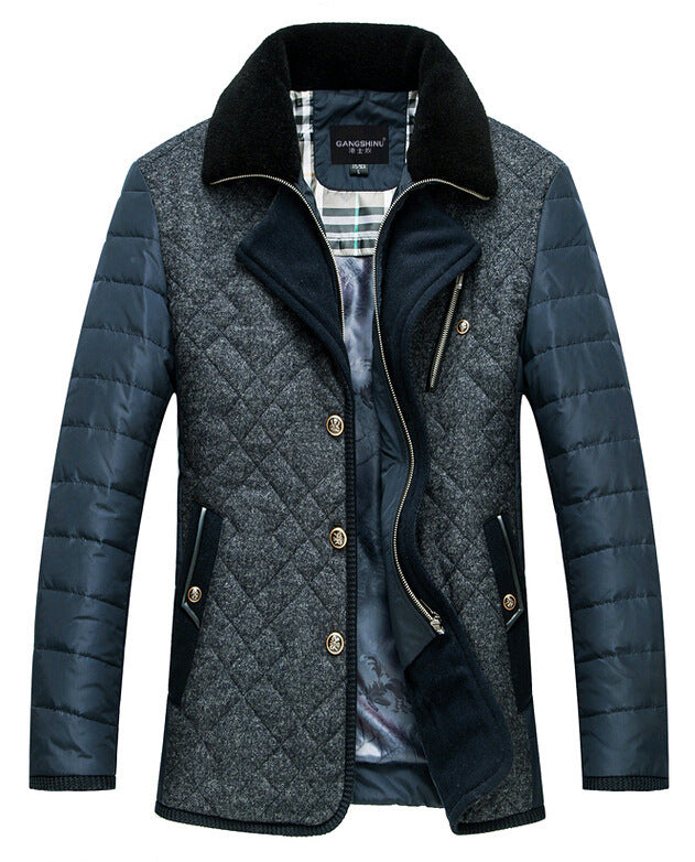 Herren Wattierte Kurzjacke mit Teddykragen und Wappenapplikation – Taviero