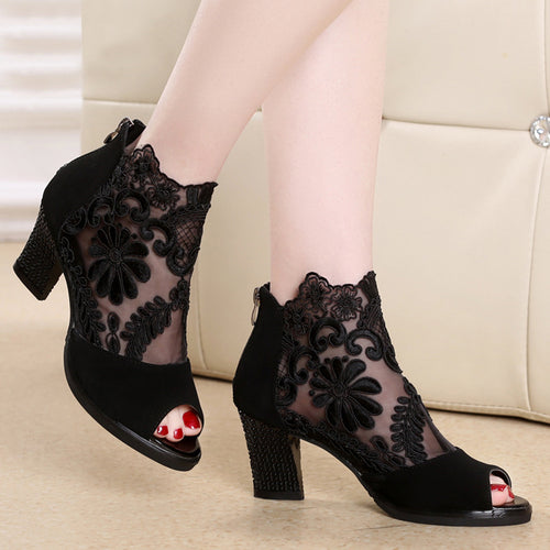 Damen nan Stiefelette mit offenem Zehenbereich, Spitzenobermaterial, floraler Stickerei und komfortablem Blockabsatz Echo Archiv