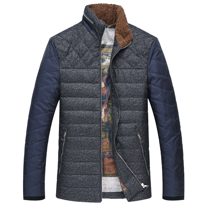 Herren Wattierte Kurzjacke mit Teddykragen und Wappenapplikation – Taviero