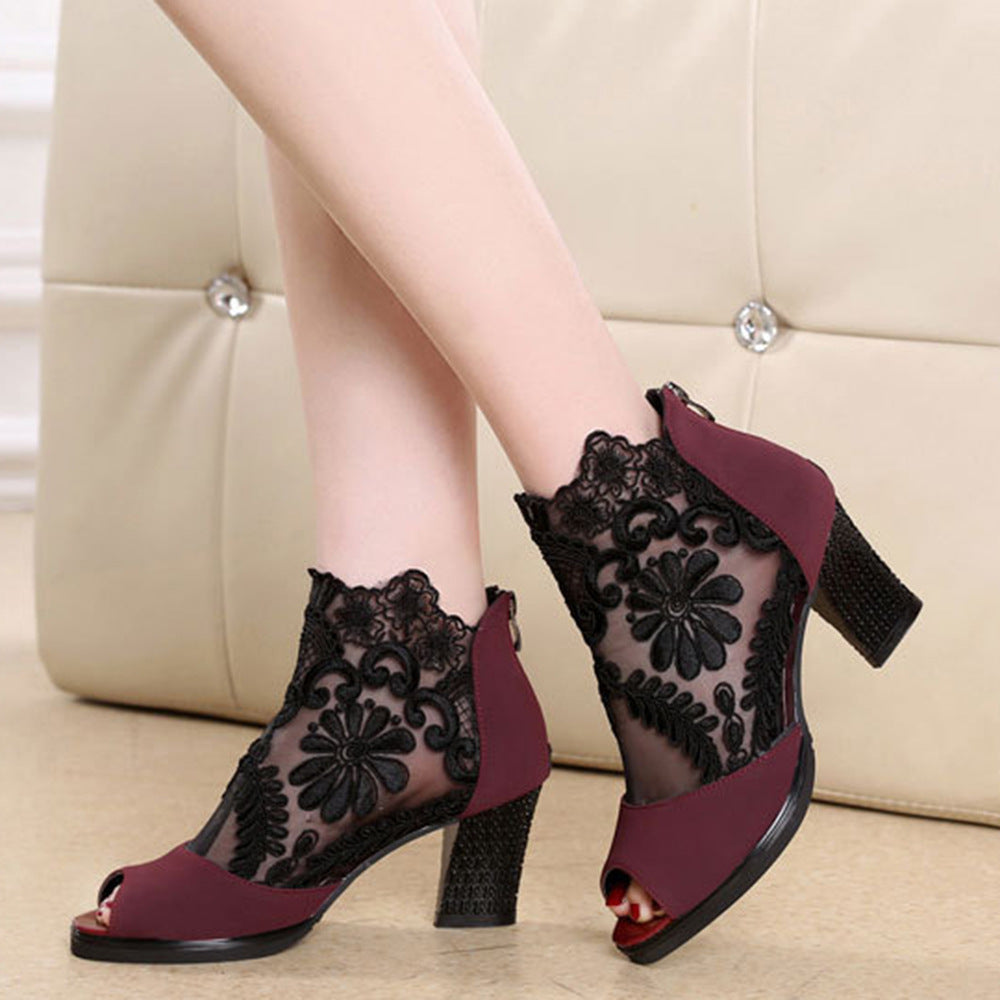 Damen nan Stiefelette mit offenem Zehenbereich, Spitzenobermaterial, floraler Stickerei und komfortablem Blockabsatz Echo Archiv