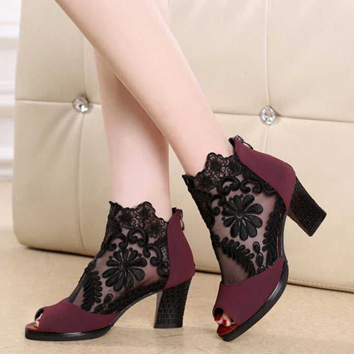 Damen nan Stiefelette mit offenem Zehenbereich, Spitzenobermaterial, floraler Stickerei und komfortablem Blockabsatz Echo Archiv