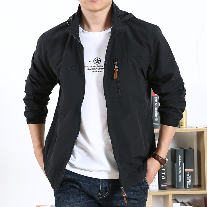 Herren leichte wind- und wasserabweisende Softshelljacke mit Kapuze, Brustreißverschluss und verstellbaren Ärmelabschlüssen Echoarchiv