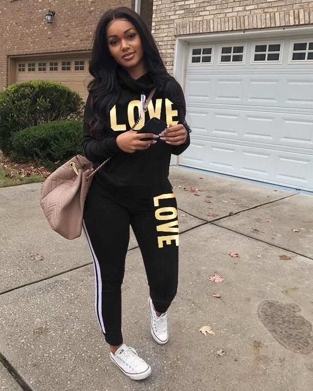 Damen nan sportives Kapuzen-Sweatshirt-Set mit Goldprint und Highwaist-Jogginghose Echo Archiv