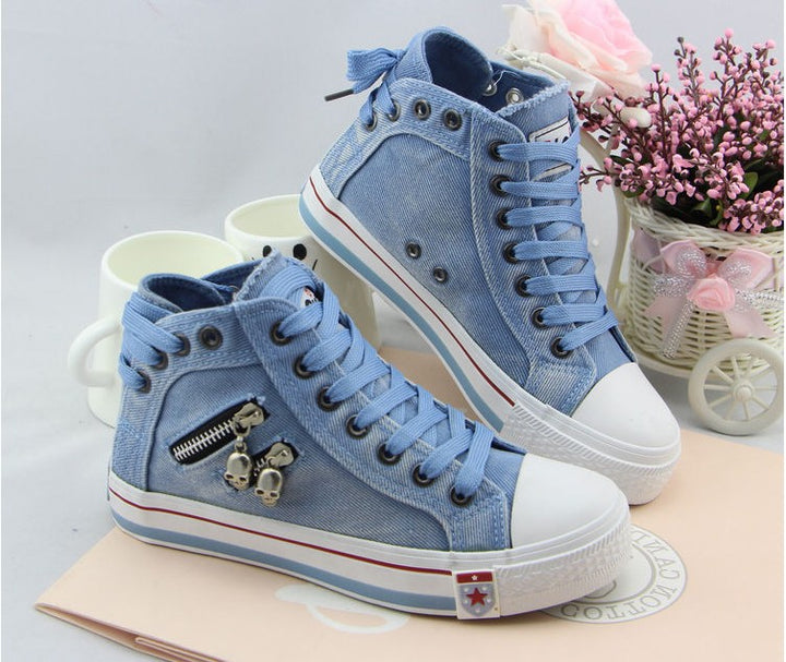 Damen nan hohe Sneaker im Jeanslook mit seitlichem Reißverschluss und dekorativen Anhängern Echo Archiv