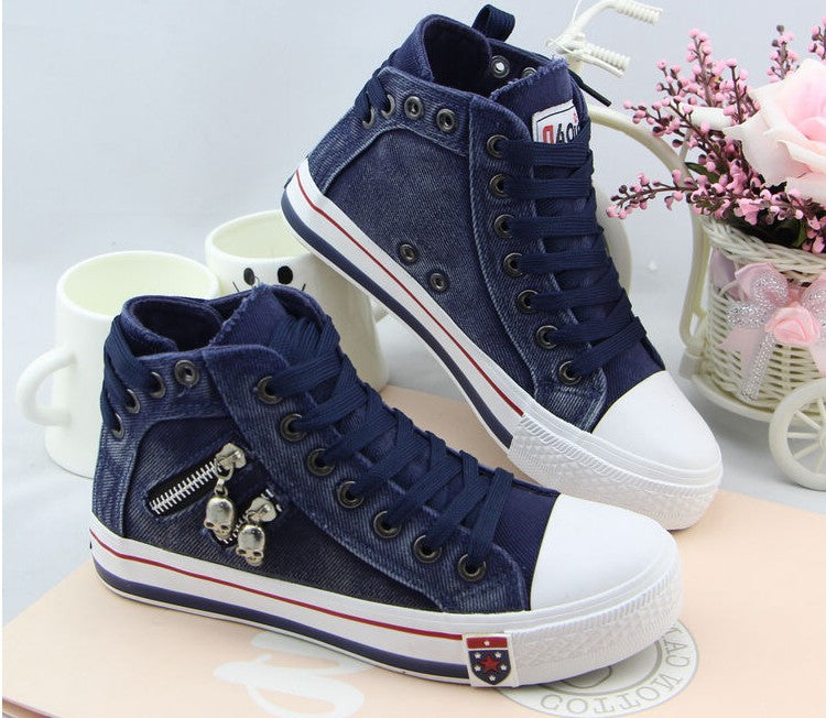 Damen nan hohe Sneaker im Jeanslook mit seitlichem Reißverschluss und dekorativen Anhängern Echo Archiv