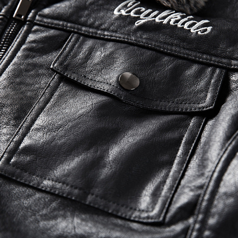 Herren Lederimitatjacke mit Kunstfellkragen und militärischen Abzeichen Echoarchiv
