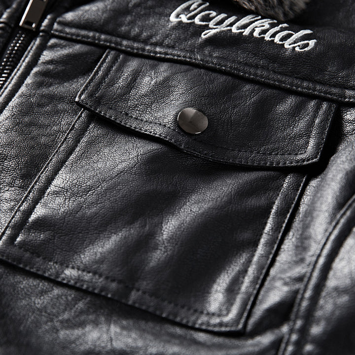 Herren Lederimitatjacke mit Kunstfellkragen und militärischen Abzeichen Echoarchiv