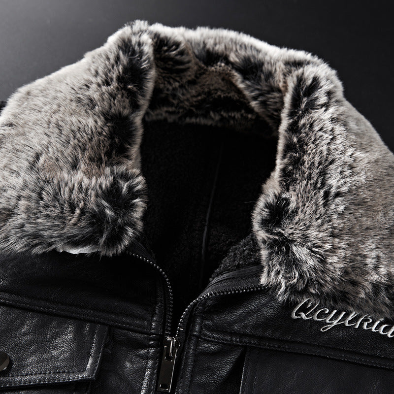 Herren Lederimitatjacke mit Kunstfellkragen und militärischen Abzeichen Echoarchiv
