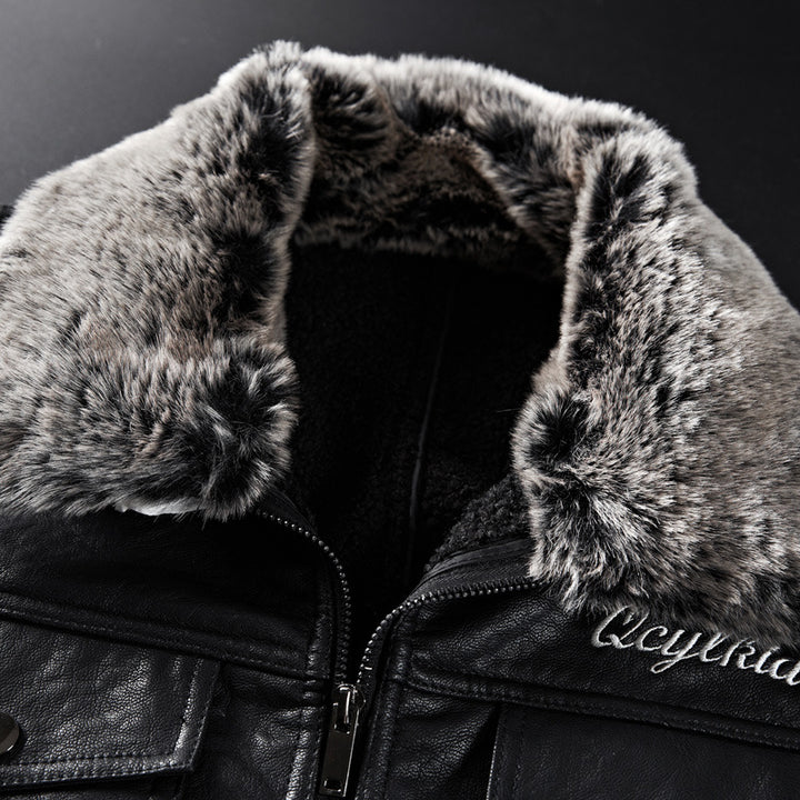 Herren Lederimitatjacke mit Kunstfellkragen und militärischen Abzeichen Echoarchiv