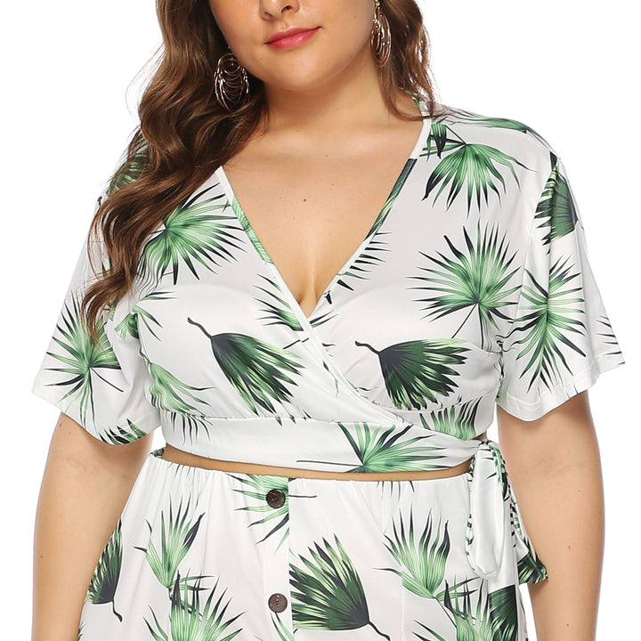 Damen elegantes Sommer-Outfit mit floralem Print und modischem Wickeldetail Echo Archiv