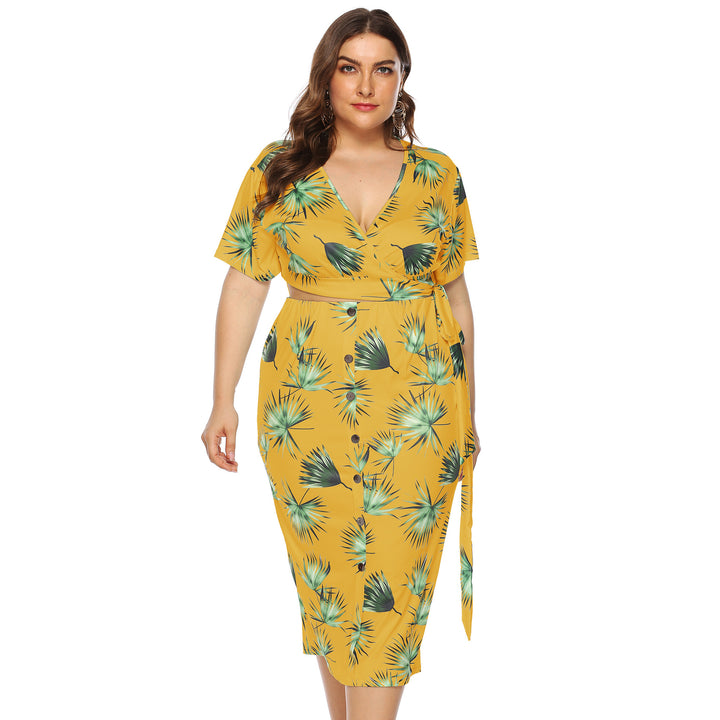 Damen elegantes Sommer-Outfit mit floralem Print und modischem Wickeldetail Echo Archiv