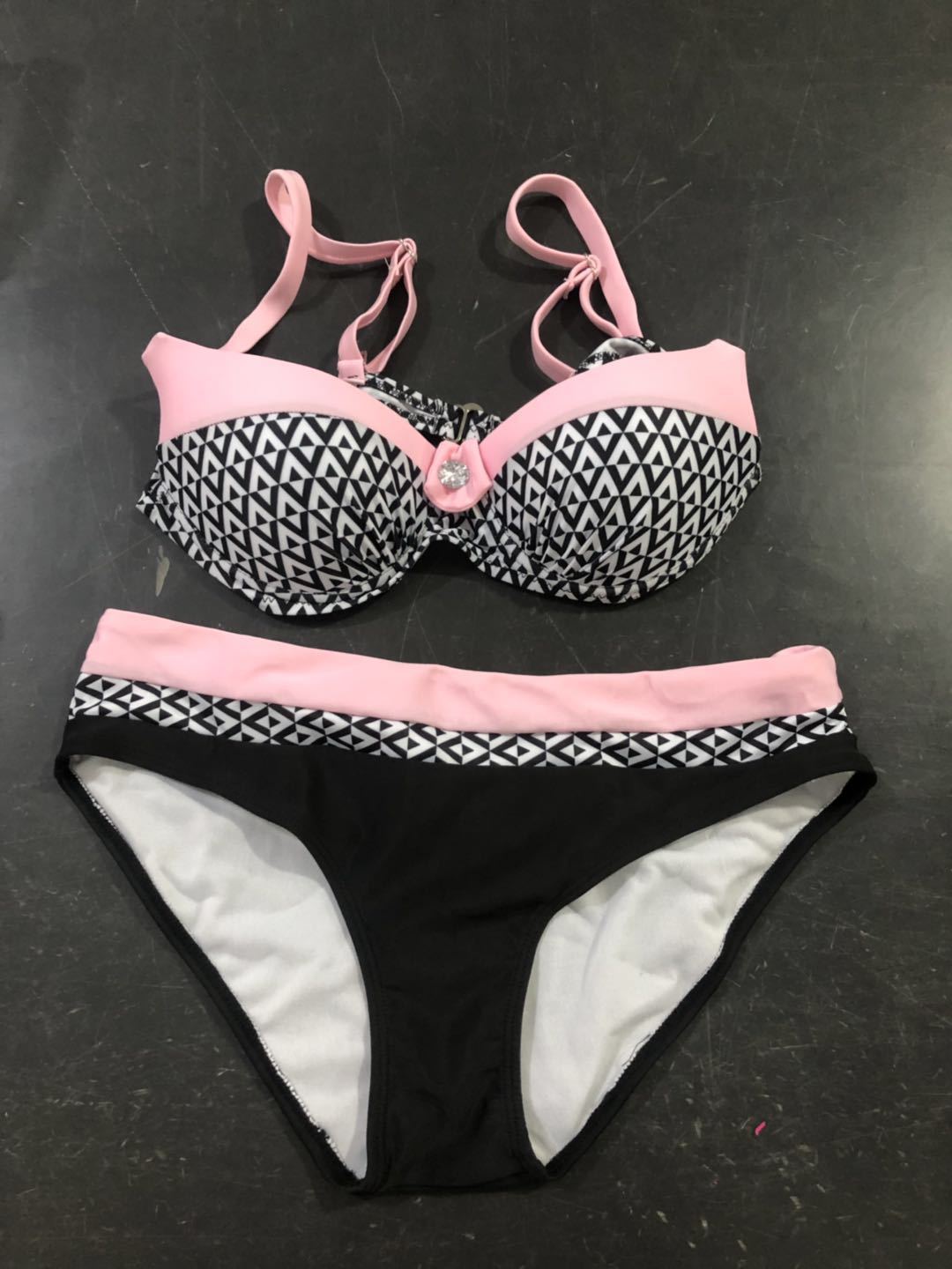Damen Bikini-Set mit formgebendem Oberteil und modernem Streifenmuster Echo Archiv