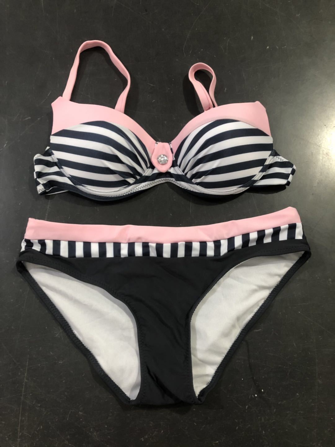 Damen Bikini-Set mit formgebendem Oberteil und modernem Streifenmuster Echo Archiv