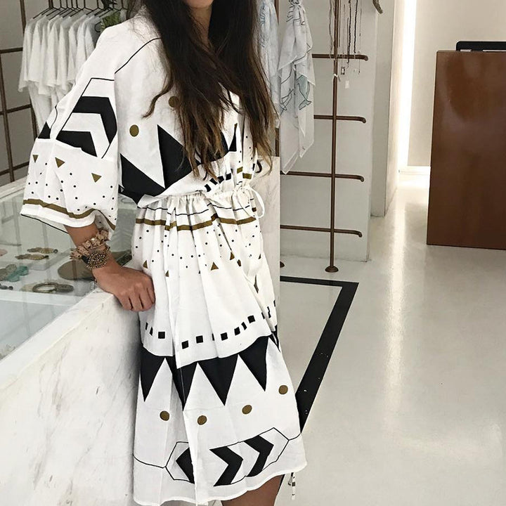 Damen Midikleid-Kaftan mit V-Ausschnitt, Tunnelzug-Taillenraffung & grafischem Print – Élara