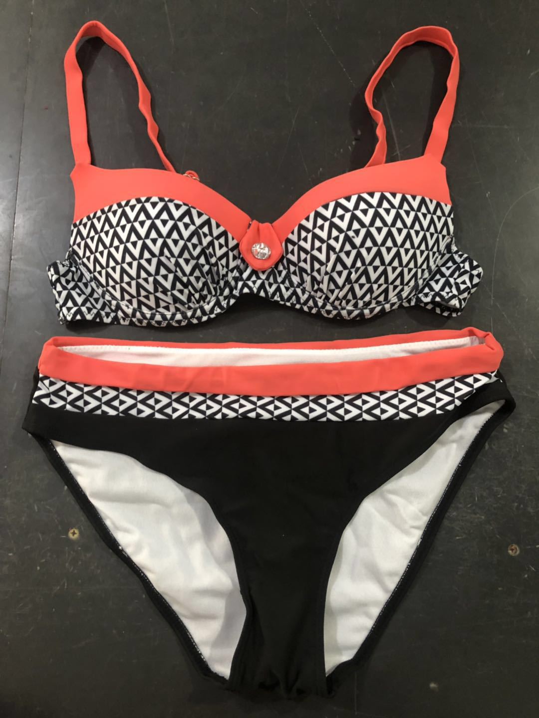 Damen Bikini-Set mit formgebendem Oberteil und modernem Streifenmuster Echo Archiv