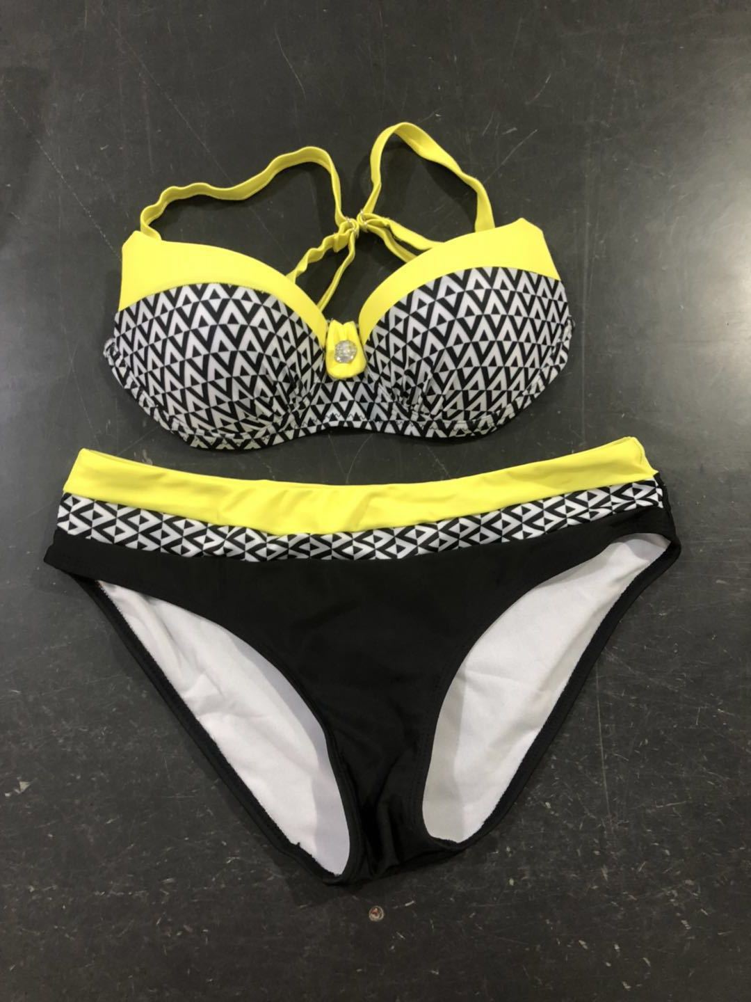 Damen Bikini-Set mit formgebendem Oberteil und modernem Streifenmuster Echo Archiv