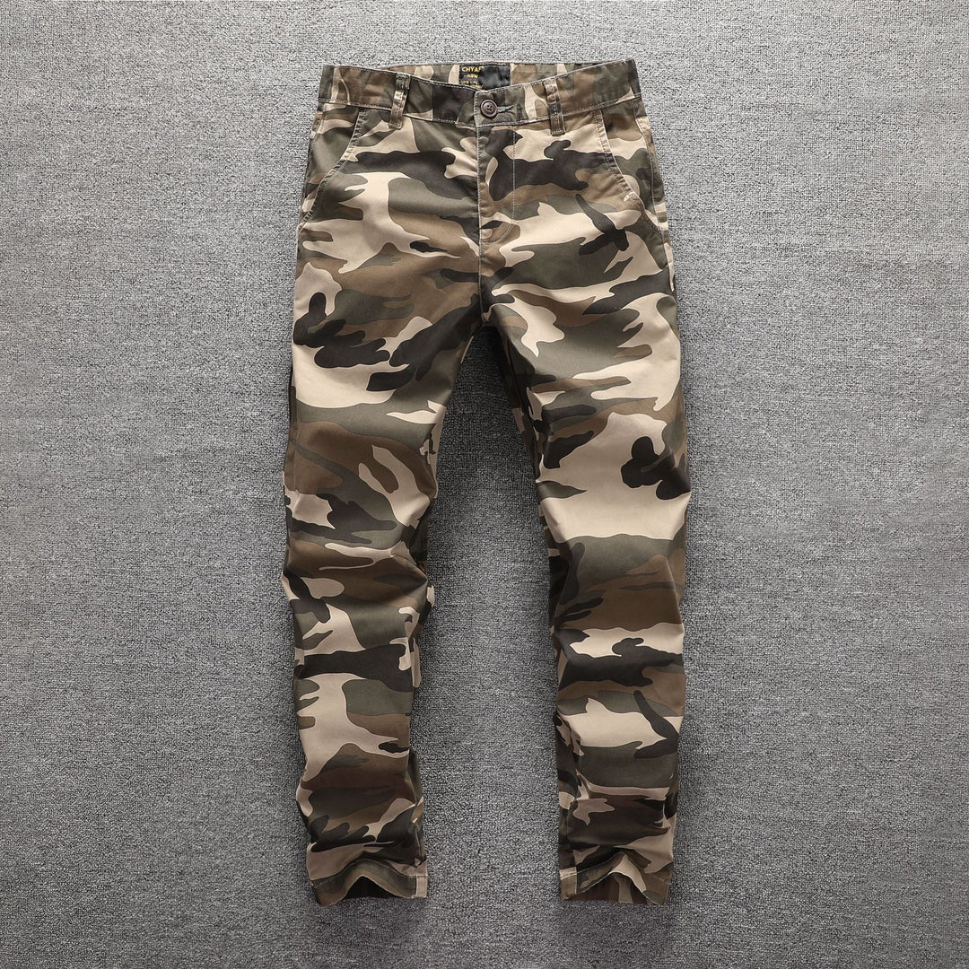 Herren Twill-Hose im Camouflage-Muster mit geradem Schnitt und Gürtelschlaufen Echoarchiv