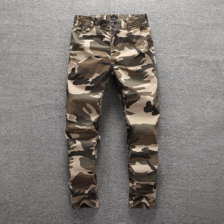 Herren Twill-Hose im Camouflage-Muster mit geradem Schnitt und Gürtelschlaufen Echoarchiv