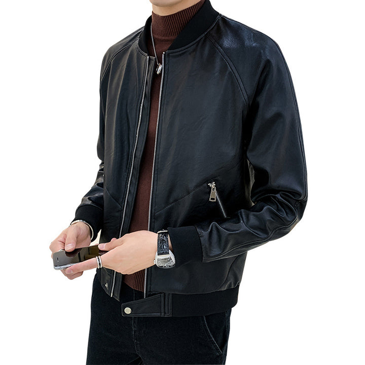 Herren Slim-Fit Kunstleder-Bomberjacke mit asymmetrischer Nahtführung, diagonalem Reißverschlusstaschen-Detail und Rippabschluss Echoarchiv