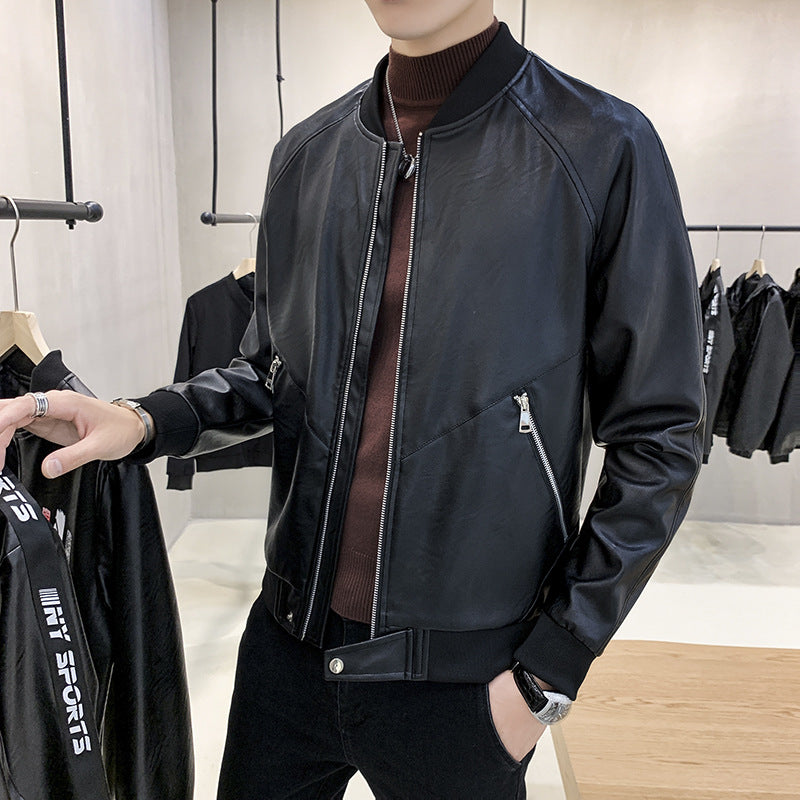 Herren Slim-Fit Kunstleder-Bomberjacke mit asymmetrischer Nahtführung, diagonalem Reißverschlusstaschen-Detail und Rippabschluss Echoarchiv