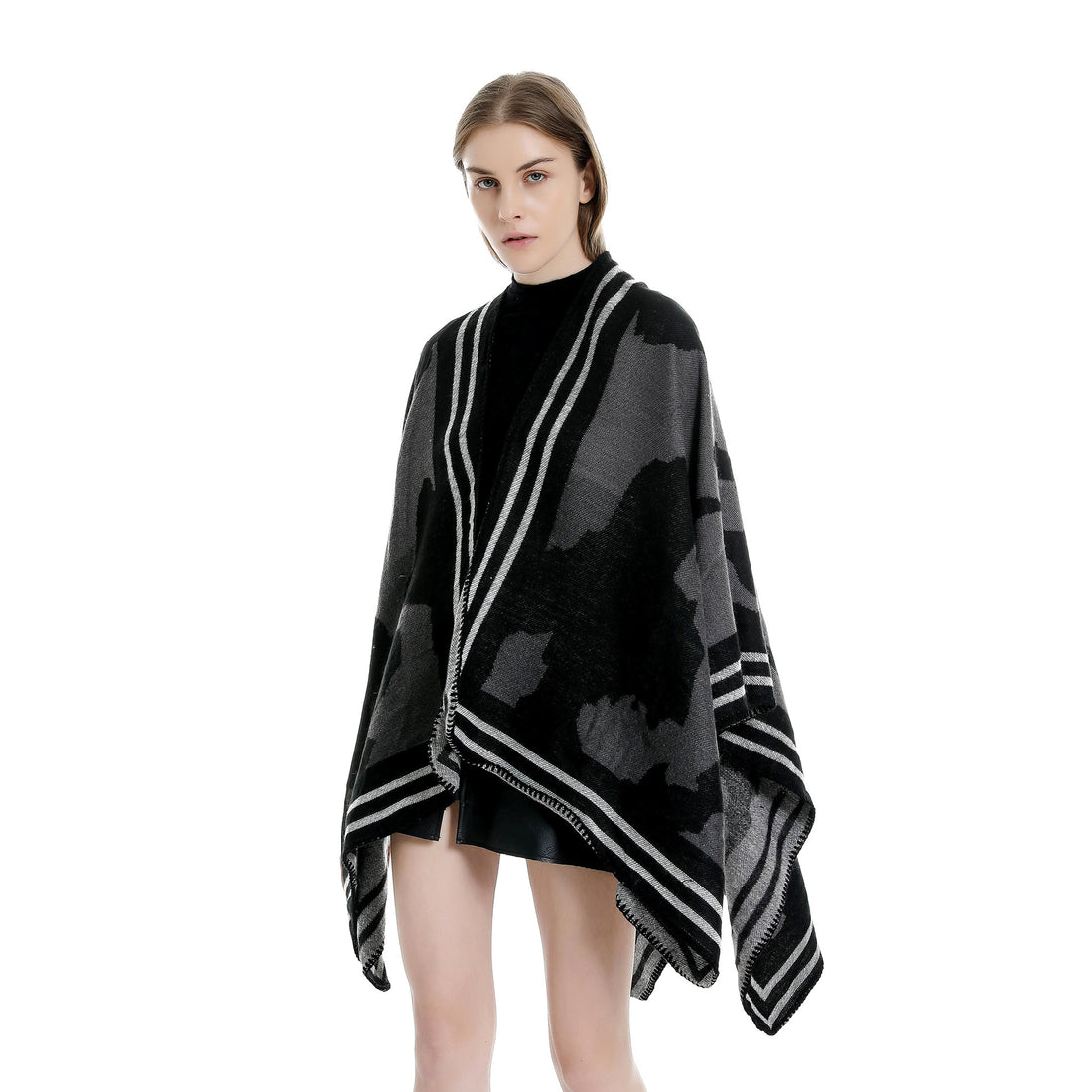 Damen Oversize-Feinstrick-Ruana mit abstraktem Jacquard und kontrastierter Kantenbordüre – Veloura