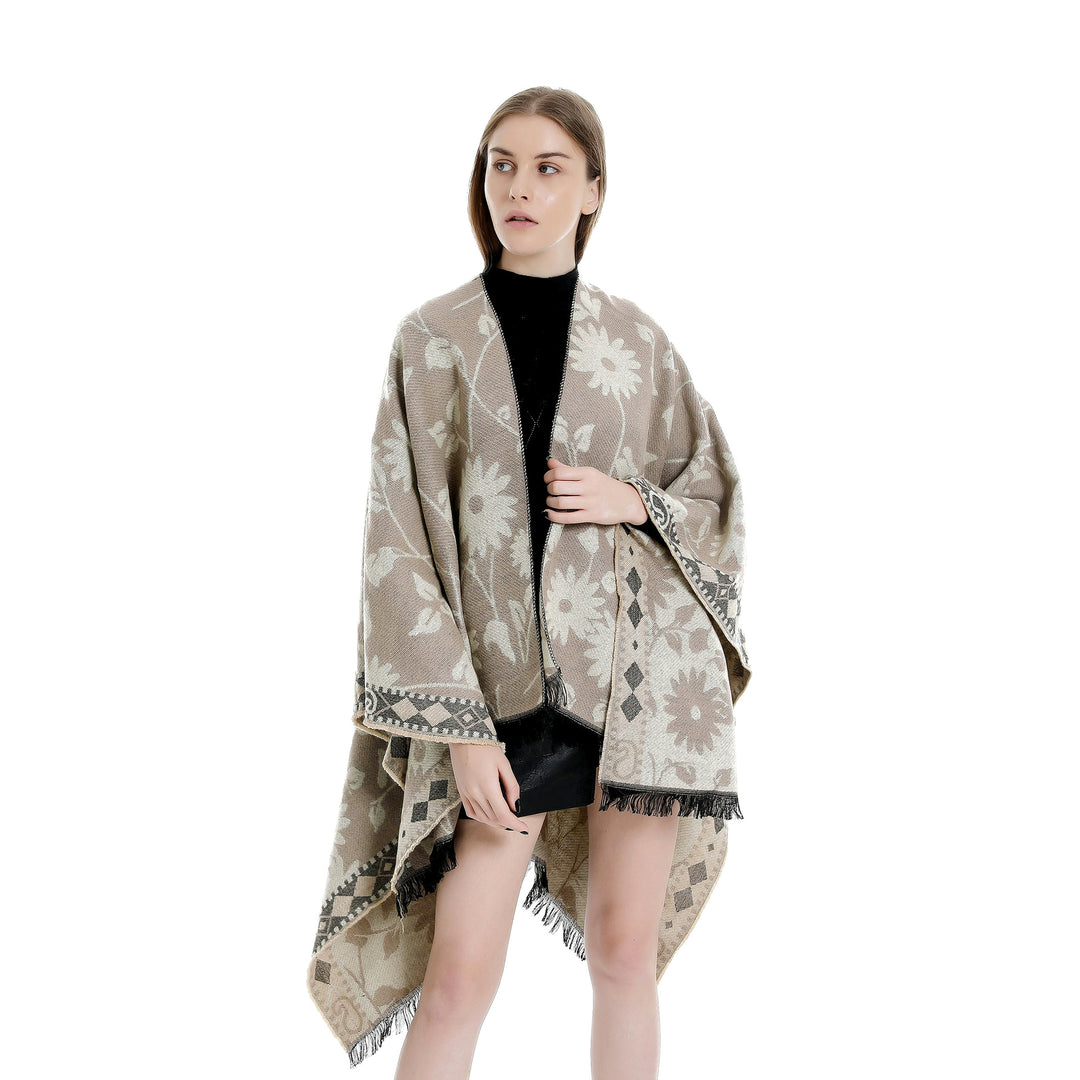 Damen Jacquard‑Ruana‑Poncho mit floralem Jacquard, Fransensaum und weichem Wollmix – Montévia