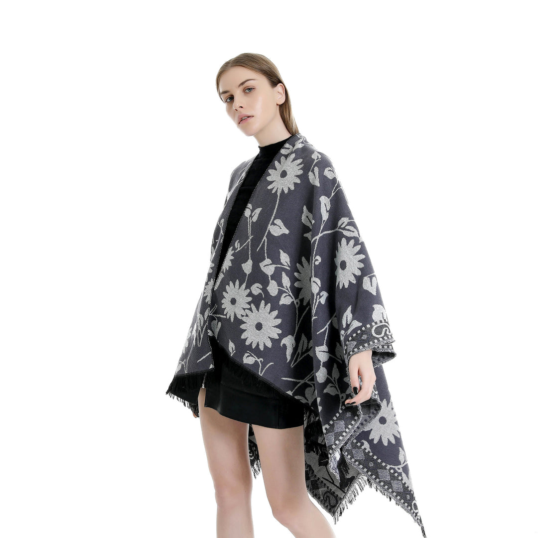 Damen Jacquard‑Ruana‑Poncho mit floralem Jacquard, Fransensaum und weichem Wollmix – Montévia