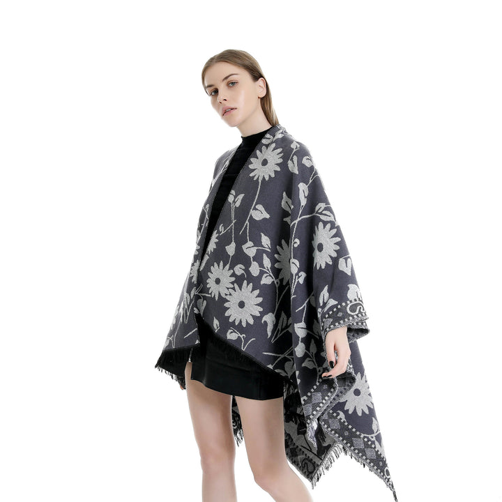 Damen Jacquard‑Ruana‑Poncho mit floralem Jacquard, Fransensaum und weichem Wollmix – Montévia