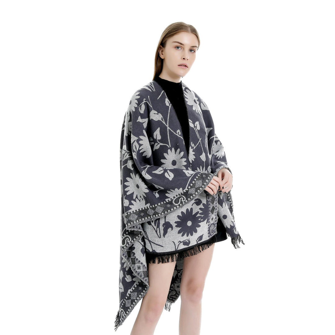 Damen Jacquard‑Ruana‑Poncho mit floralem Jacquard, Fransensaum und weichem Wollmix – Montévia