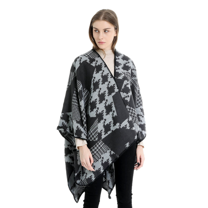 Damen Cape‑Poncho im Ruana‑Schnitt mit dekorativer Kettelkante und zweifarbiger Jacquardstruktur – Montévia
