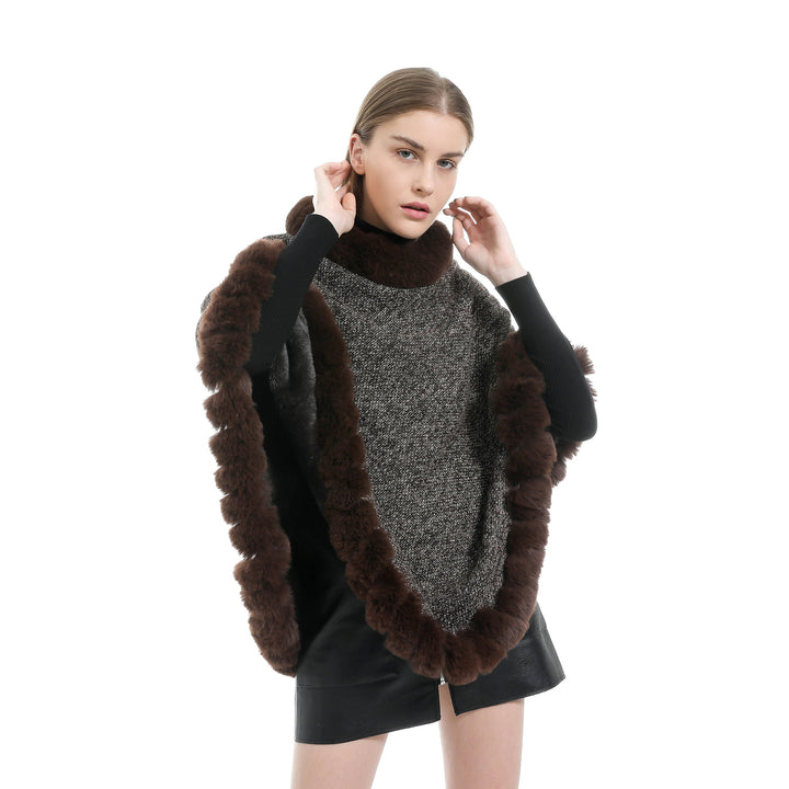 Damen Fein gestrickter Ruana-Poncho mit Kunstfellbesatz und asymmetrischem Saum – Célinea