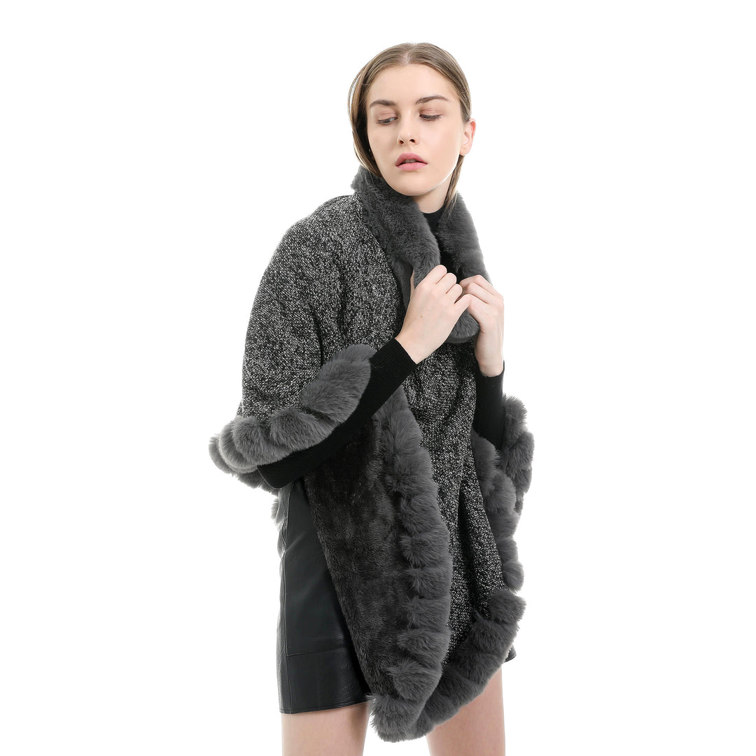 Damen Fein gestrickter Ruana-Poncho mit Kunstfellbesatz und asymmetrischem Saum – Célinea