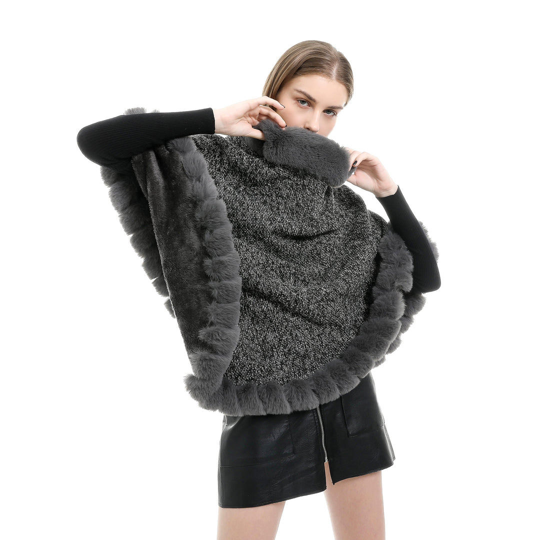 Damen Fein gestrickter Ruana-Poncho mit Kunstfellbesatz und asymmetrischem Saum – Célinea