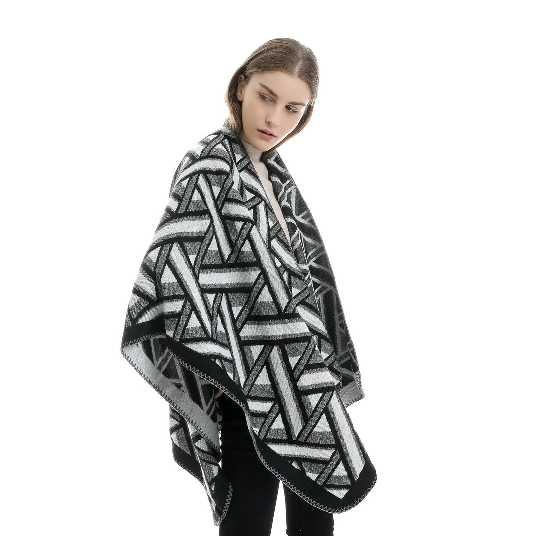 Damen Oversize-Ruana mit geometrischem Jacquard und Ziernaht – Avérine
