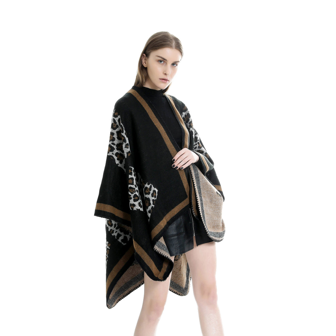 Damen Wolloptik-Kimono-Ruana mit Leopardenjacquard und kontrastierter Bordüre – Célinea
