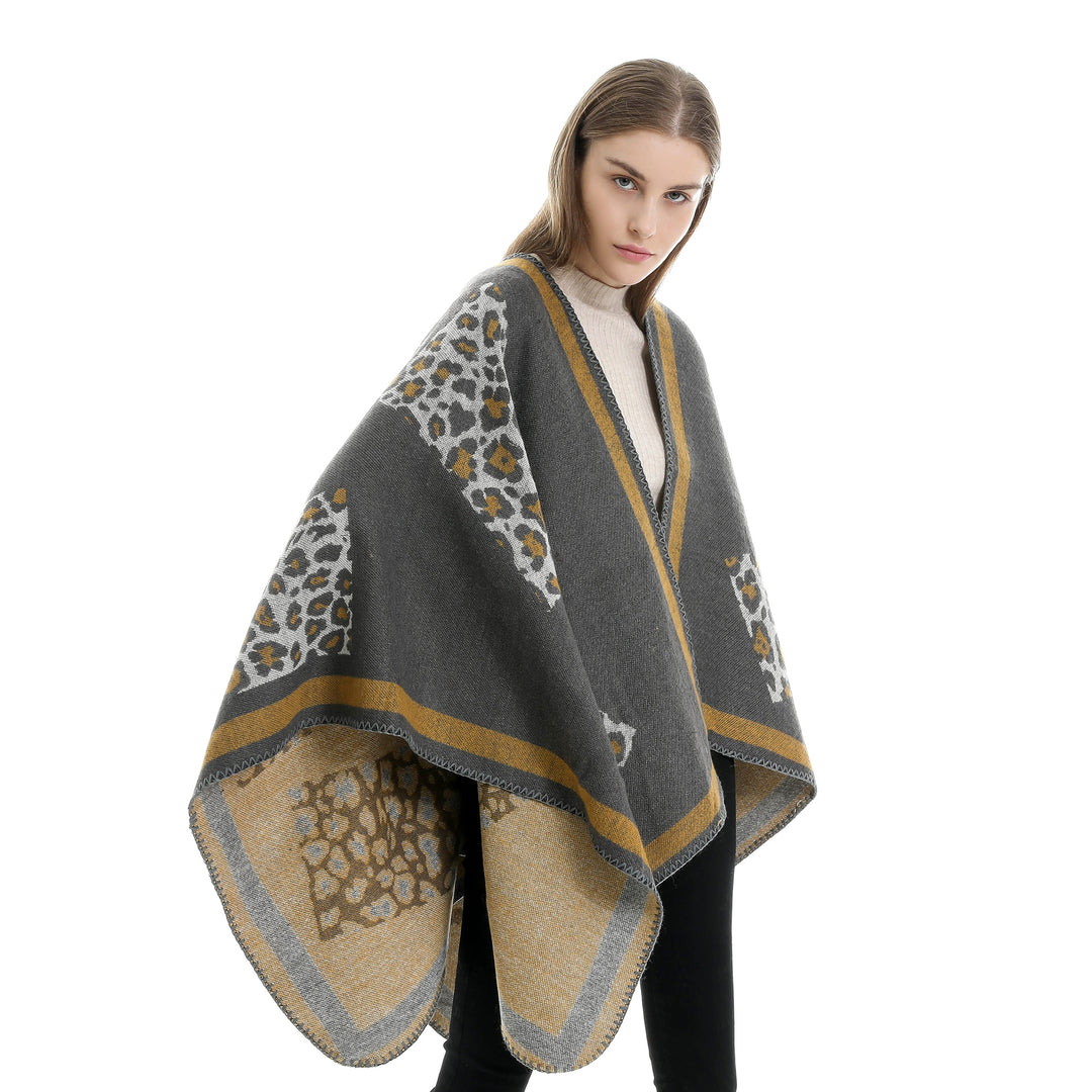 Damen Wolloptik-Kimono-Ruana mit Leopardenjacquard und kontrastierter Bordüre – Célinea