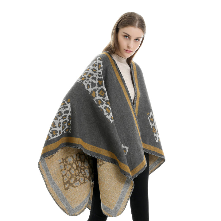 Damen Wolloptik-Kimono-Ruana mit Leopardenjacquard und kontrastierter Bordüre – Célinea