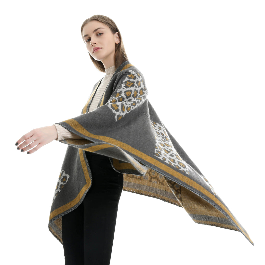 Damen Wolloptik-Kimono-Ruana mit Leopardenjacquard und kontrastierter Bordüre – Célinea