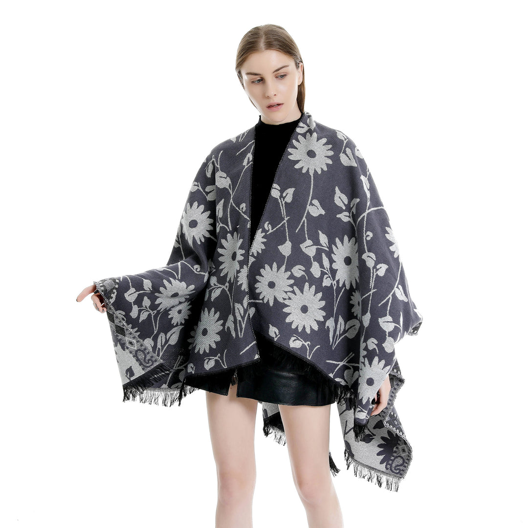 Damen Jacquard‑Ruana‑Poncho mit floralem Jacquard, Fransensaum und weichem Wollmix – Montévia