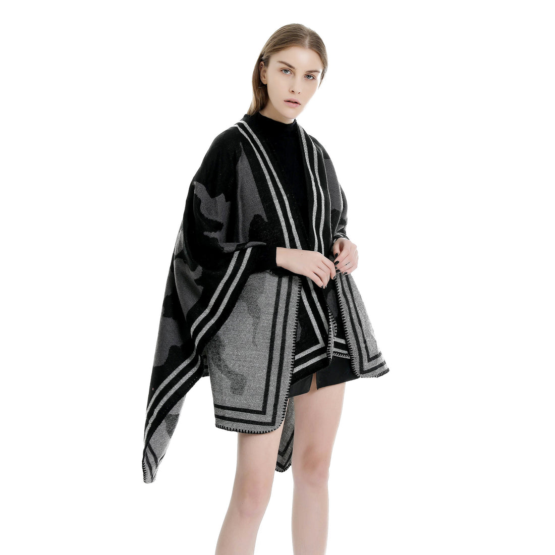 Damen Oversize-Feinstrick-Ruana mit abstraktem Jacquard und kontrastierter Kantenbordüre – Veloura