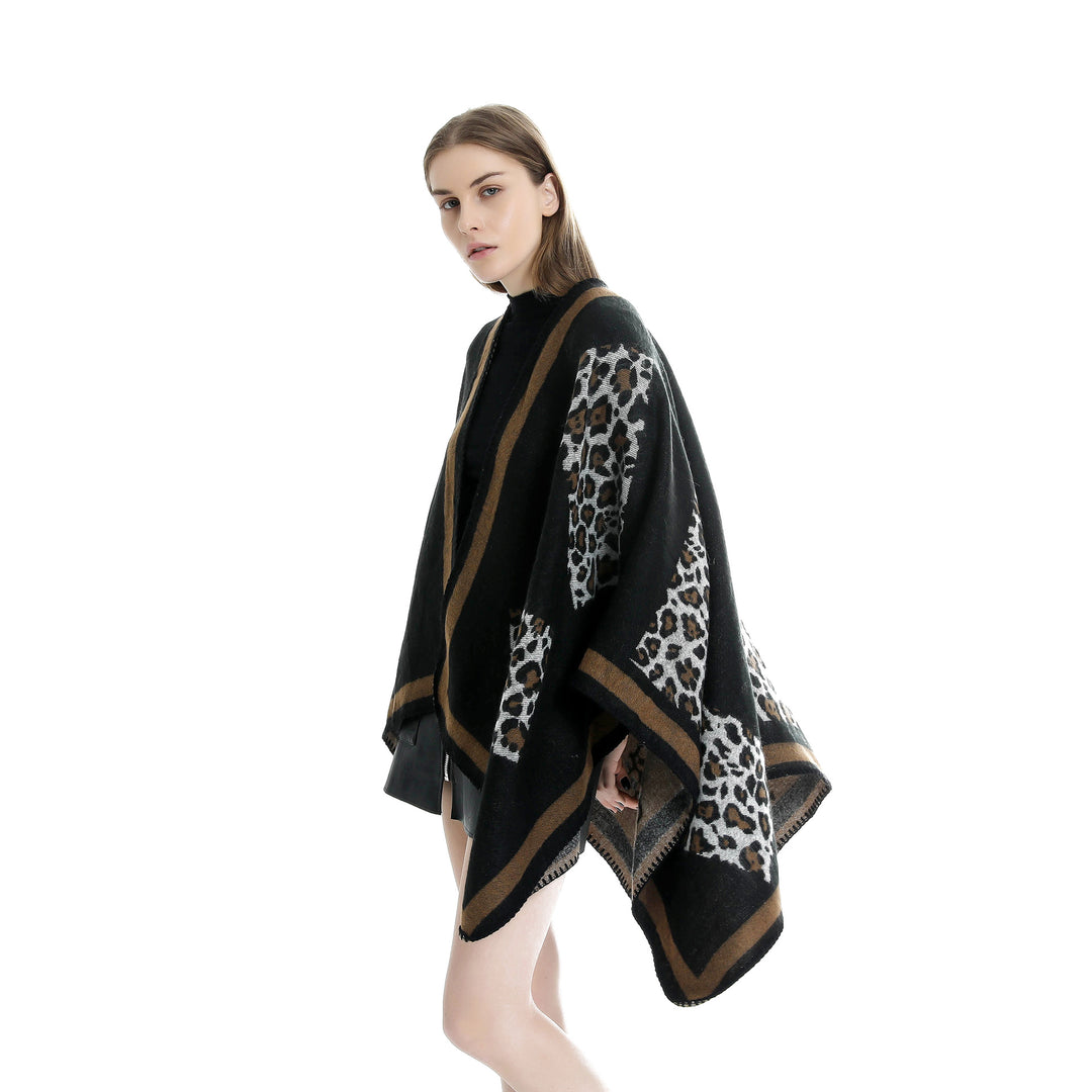 Damen Wolloptik-Kimono-Ruana mit Leopardenjacquard und kontrastierter Bordüre – Célinea