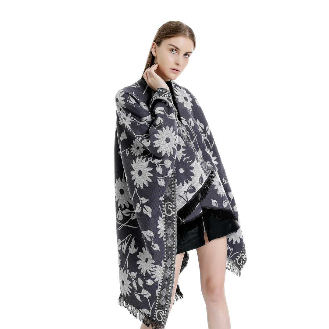 Damen Jacquard‑Ruana‑Poncho mit floralem Jacquard, Fransensaum und weichem Wollmix – Montévia