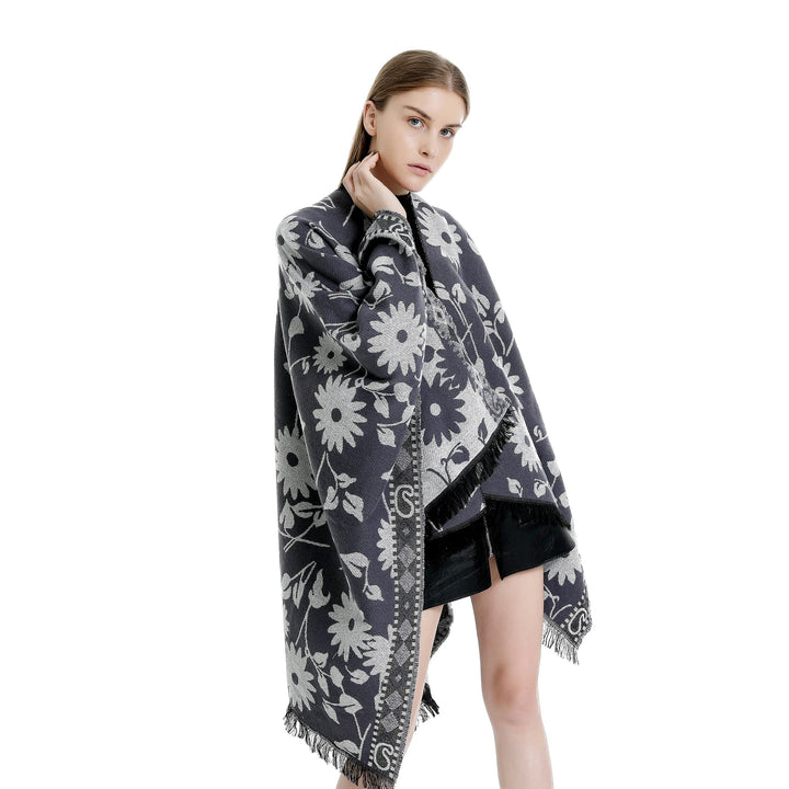 Damen Jacquard‑Ruana‑Poncho mit floralem Jacquard, Fransensaum und weichem Wollmix – Montévia