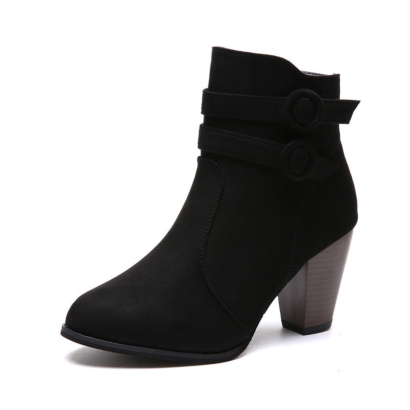 Damen nan elegante Kurzstiefelette in Veloursoptik mit doppelt umlaufendem Zierriemen und konisch gestapeltem Absatz Echo Archiv