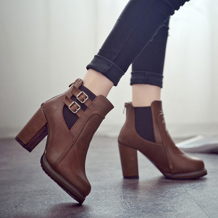Damen nan knöchelhohe Stiefelette mit hohem Blockabsatz, zwei verstellbaren Riemen und profilierter Laufsohle Echo Archiv