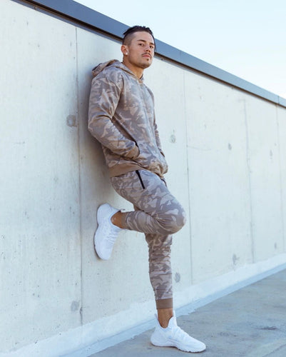 Herren modischer Kapuzenpullover mit Kängurutasche und sportlichen Jogginghosen Echoarchiv