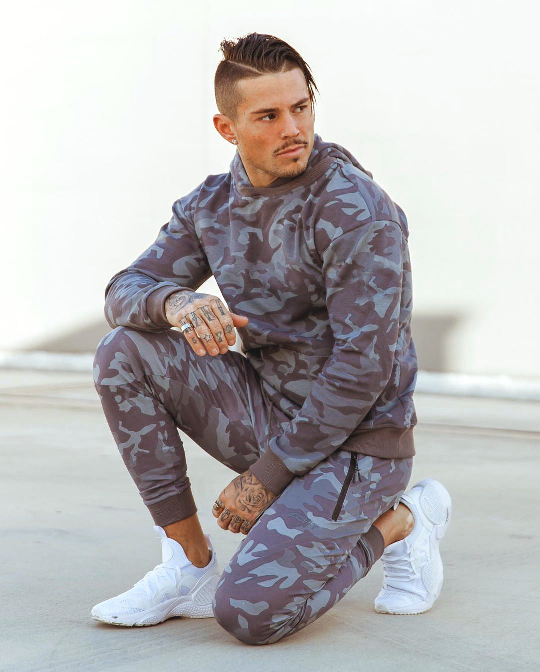 Herren modischer Kapuzenpullover mit Kängurutasche und sportlichen Jogginghosen Echoarchiv